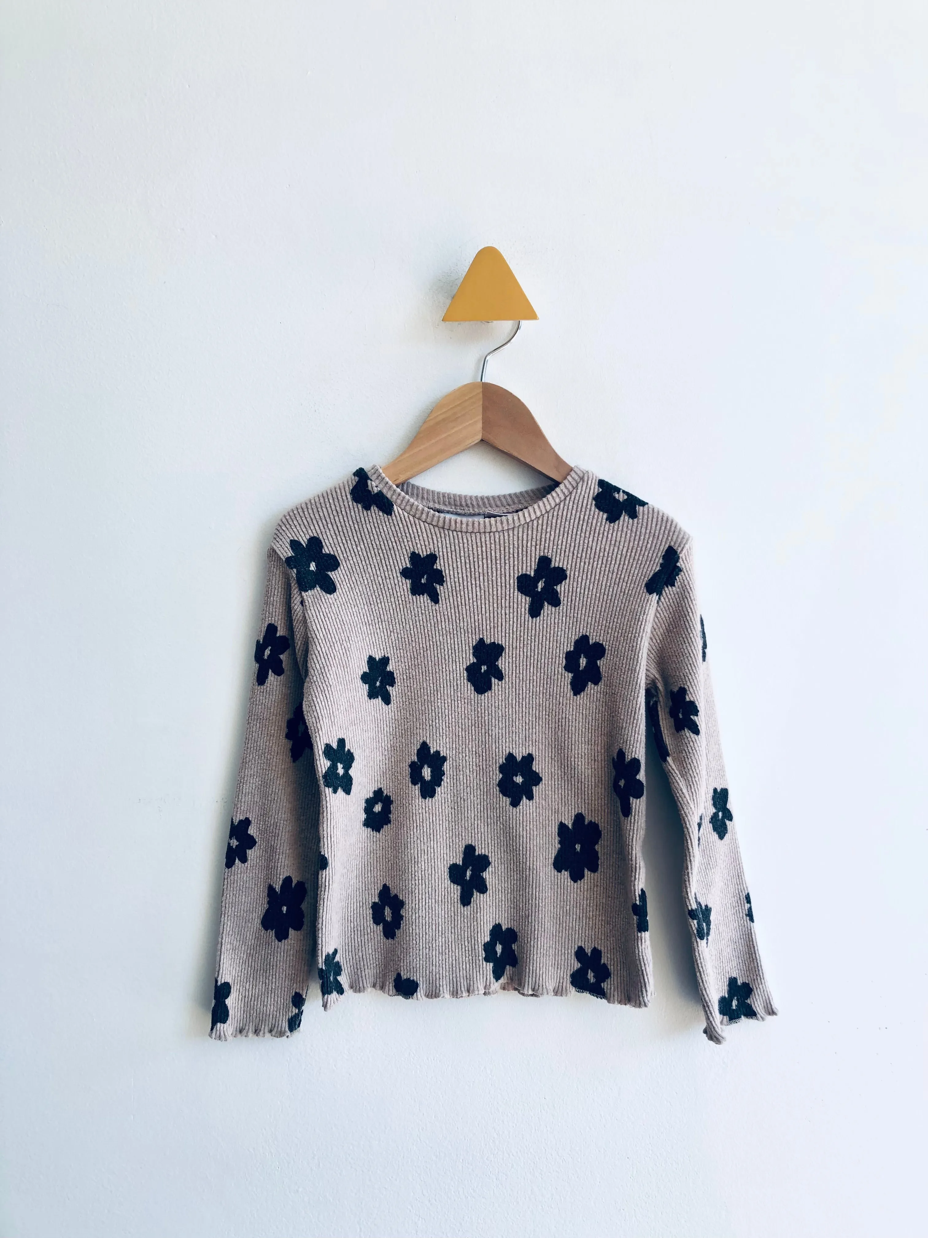 Ribbed Flower Top (small mark on sleeve) // 4-5Y