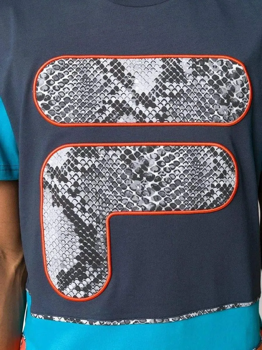 T-shirt con logo stampato in pelle di serpente